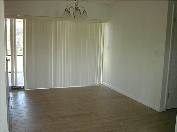 5th image of 520 NW Airoso Blvd