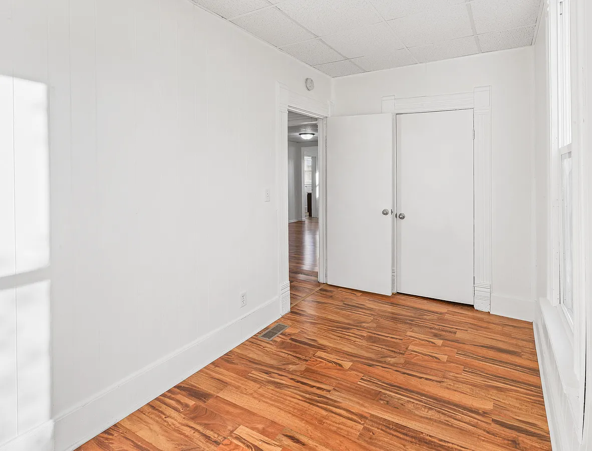 3 bed, 900 sqft, $1,000 — Photo 2