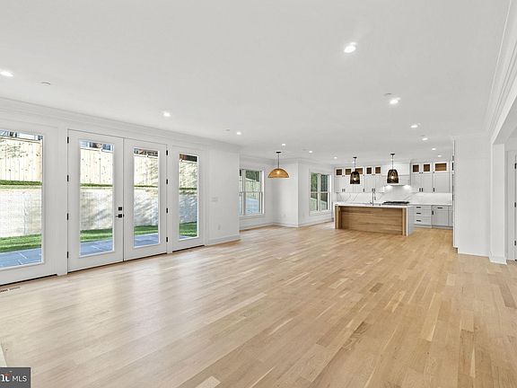 5th image of 10213 Parkwood Dr