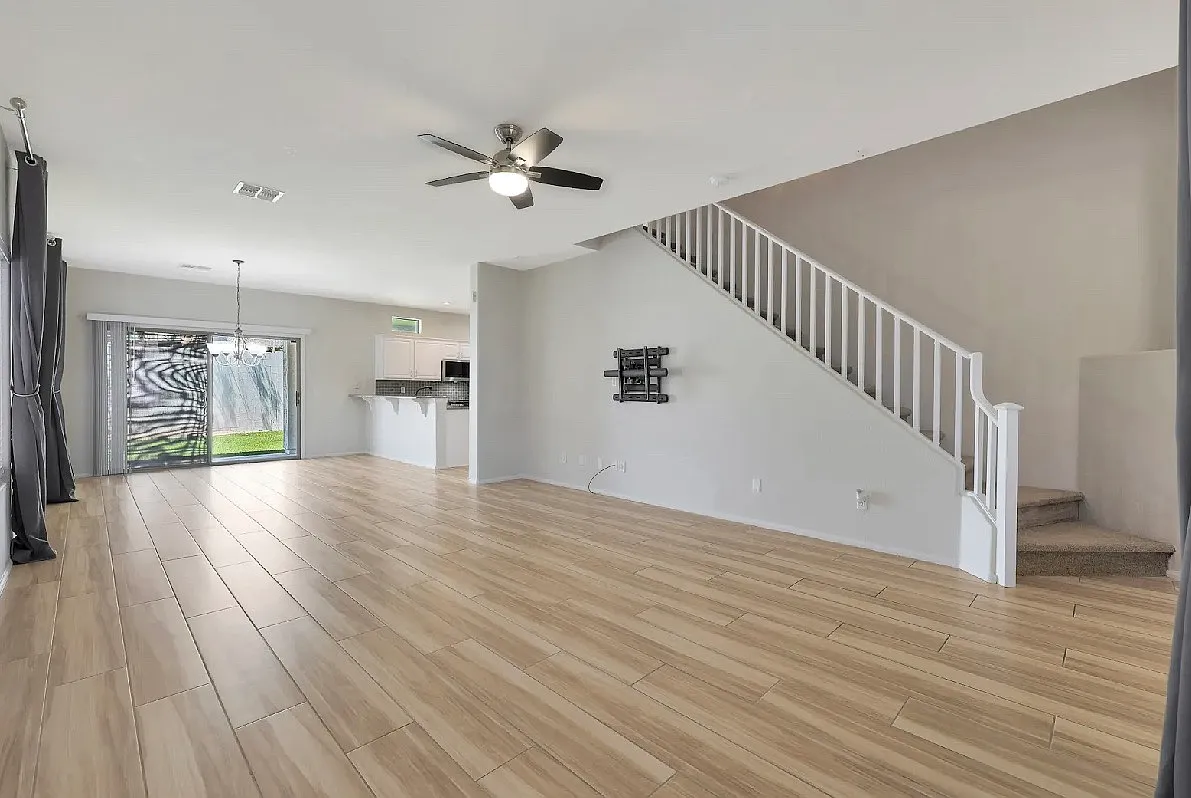 5 bed, 2302 sqft, $3,400 — Photo 2