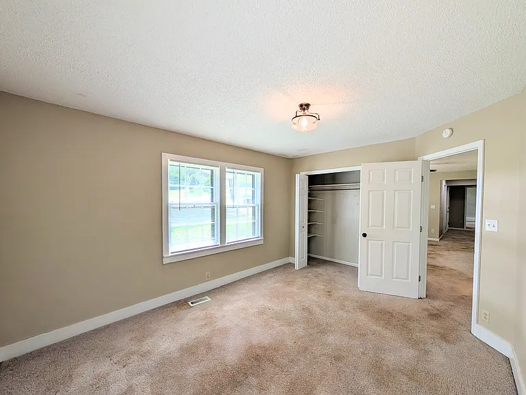 307 14th St SE — Photo 5