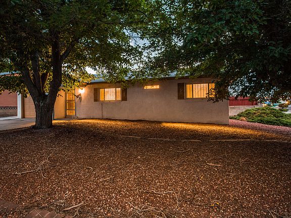 3rd image of 2933 Solano Dr NE