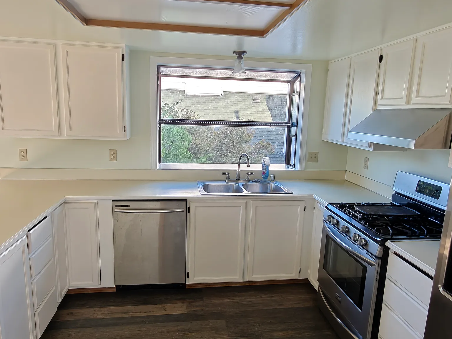4 bed, 2.5 bath, 2300 sqft, $3,200 — Photo 3