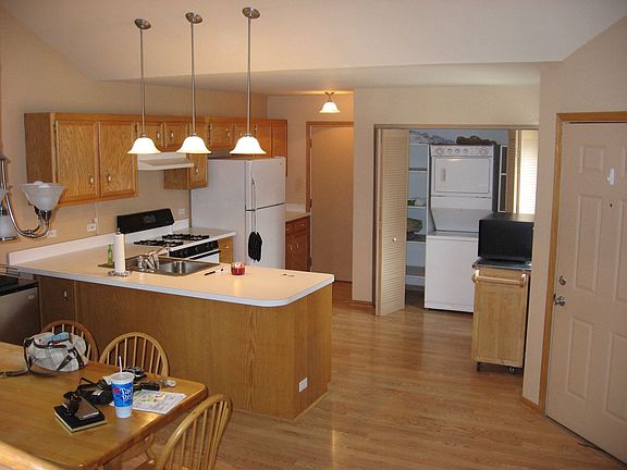 Spacious, Airy Kitchen w/stackable washer & dryer