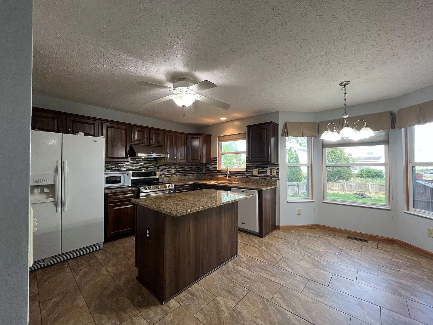 Spacious 3-Bedroom Home with Office, Basement & Fenced Yard — Photo 4