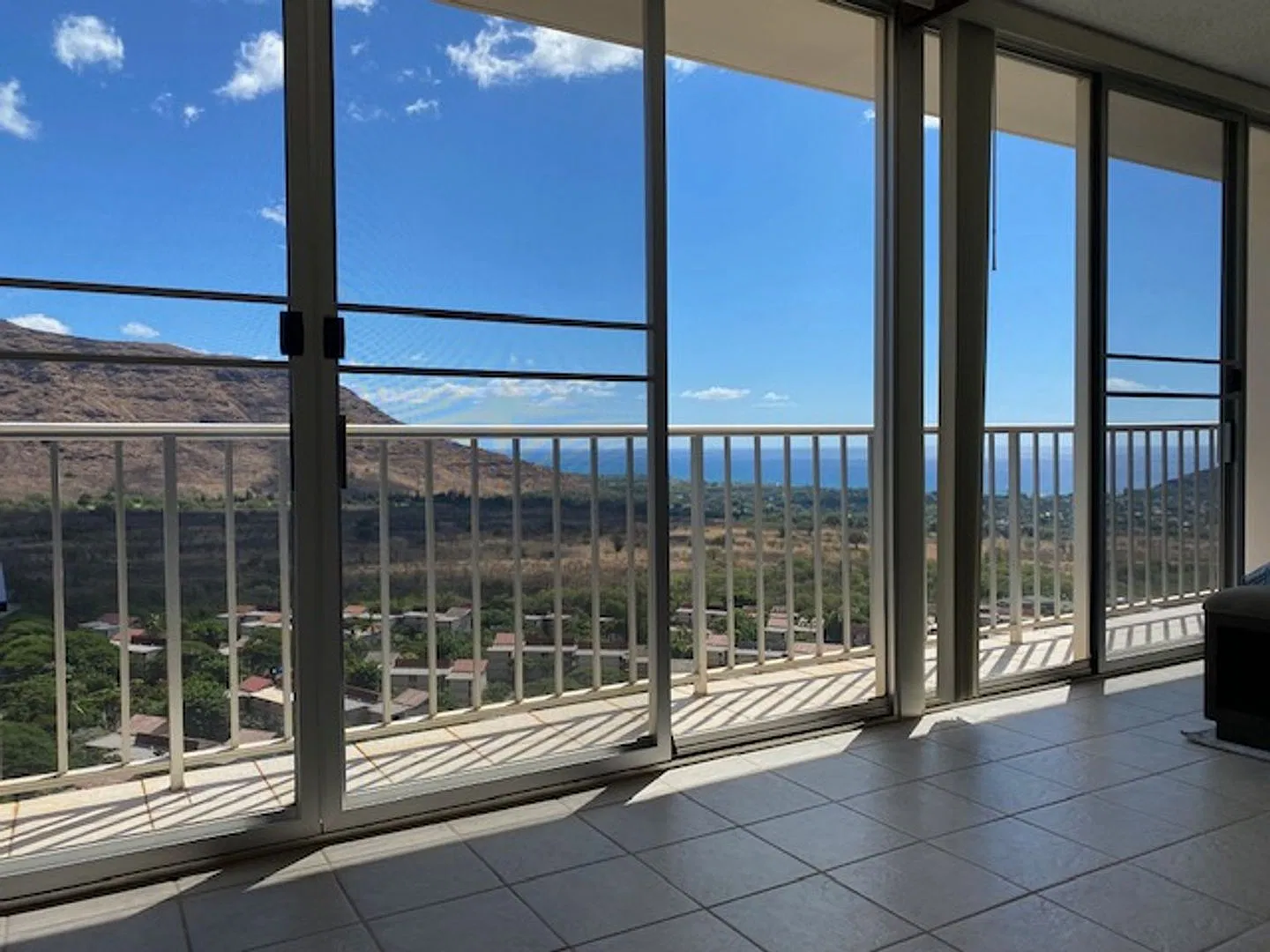 Makaha Valley Towers — Photo 1