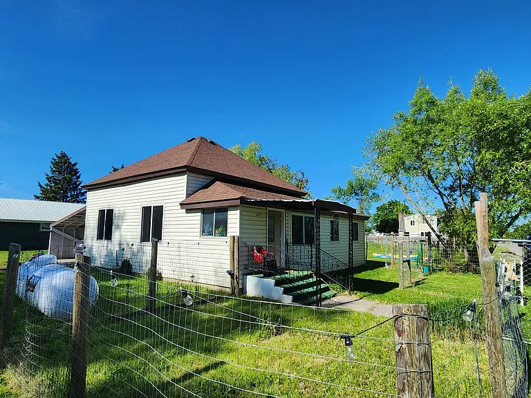 227 SE Eisenhower St #E — Photo 4