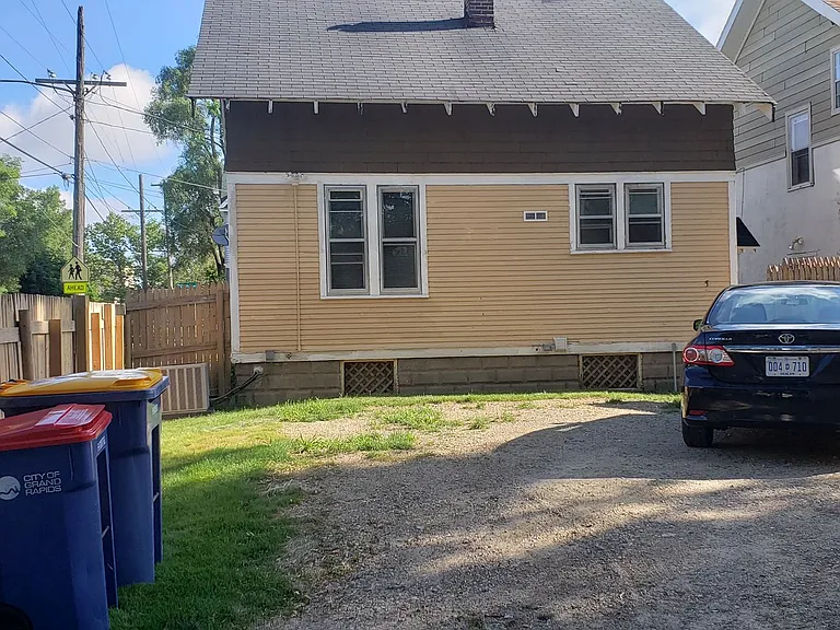 242 Elm St SW — Photo 11
