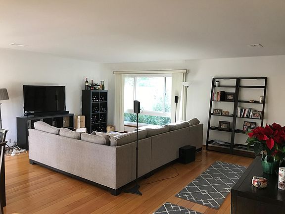 4th image of 220 Linfield Dr APT 4