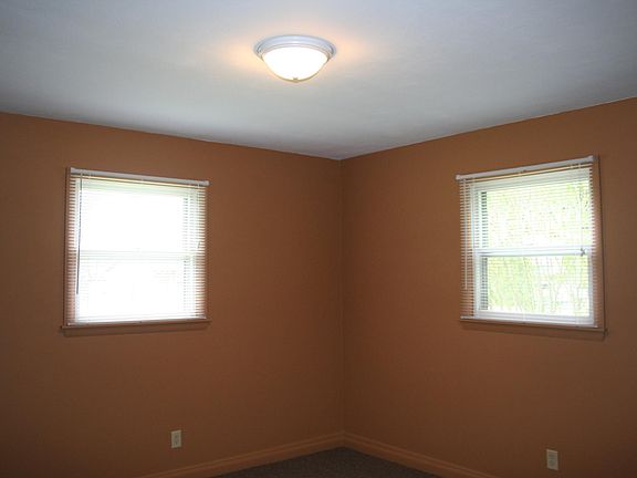 5th image of 102 N Redwood Ln
