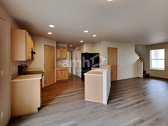 3rd image of 17811 Silver Creek Ave E