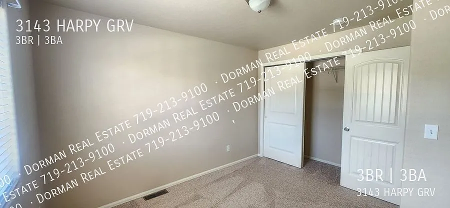 3 Bedroom, 2.5 Bath Townhome with 2 Car Garage, Central A/C and Updated Kitchen! — Photo 4