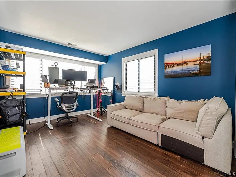 98 Lisa Dr — Photo 19