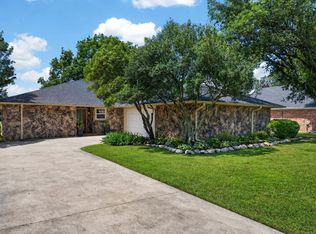 310 Navajo Trl, Lake Kiowa, TX 76240