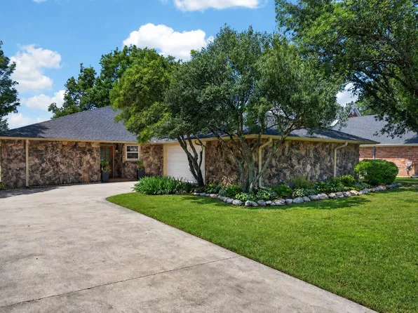 310 Navajo Trl, Lake Kiowa, TX 76240