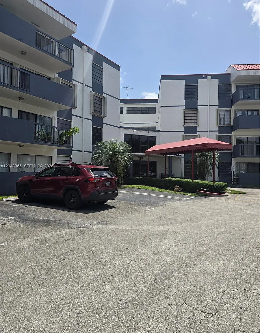 Miller Gardens Condo — Photo 2