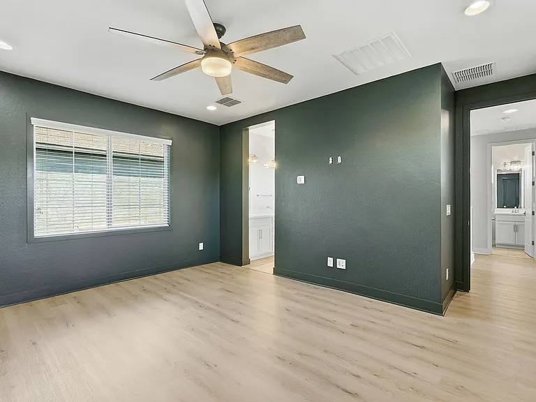 216 E Beatryce St — Photo 21