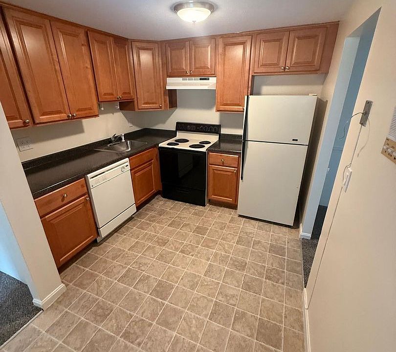 1st image of 384 Great Rd #U-b102