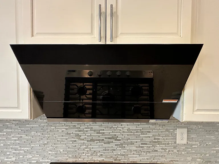 High end and professional grade range hood that leaves no smells or oily residues after cooking