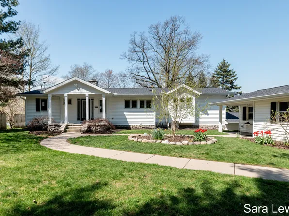 15710 Rich Ln, Hickory Corners, MI 49060