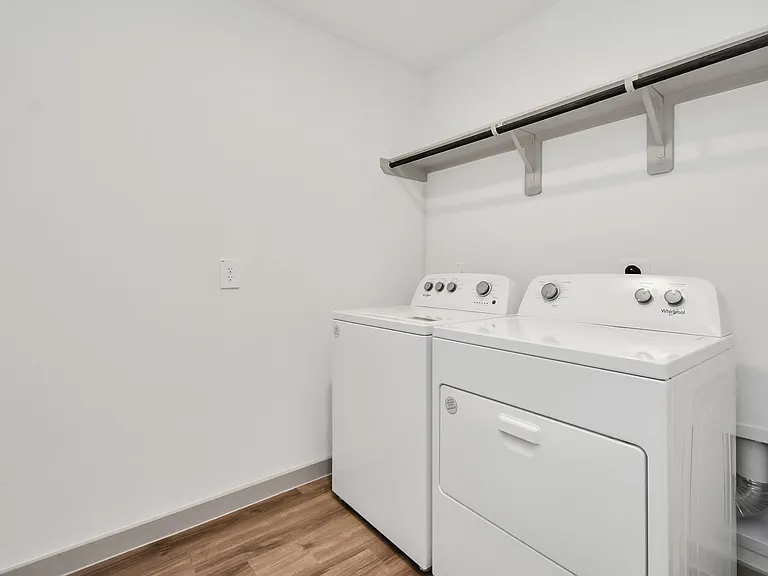 1114 Hughes Crossing Dr — Photo 10