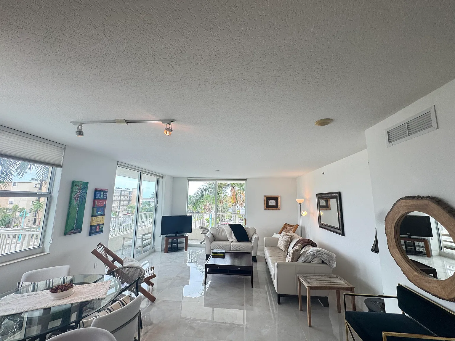 2 bed, 2.0 bath, 1305 sqft, $3,800 — Photo 2