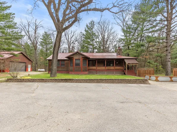 8462 Loveless Dr, Howard City, MI 49329