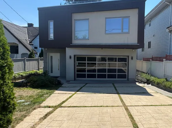 1076 Park Dr, Vancouver, BC V6P 2J5