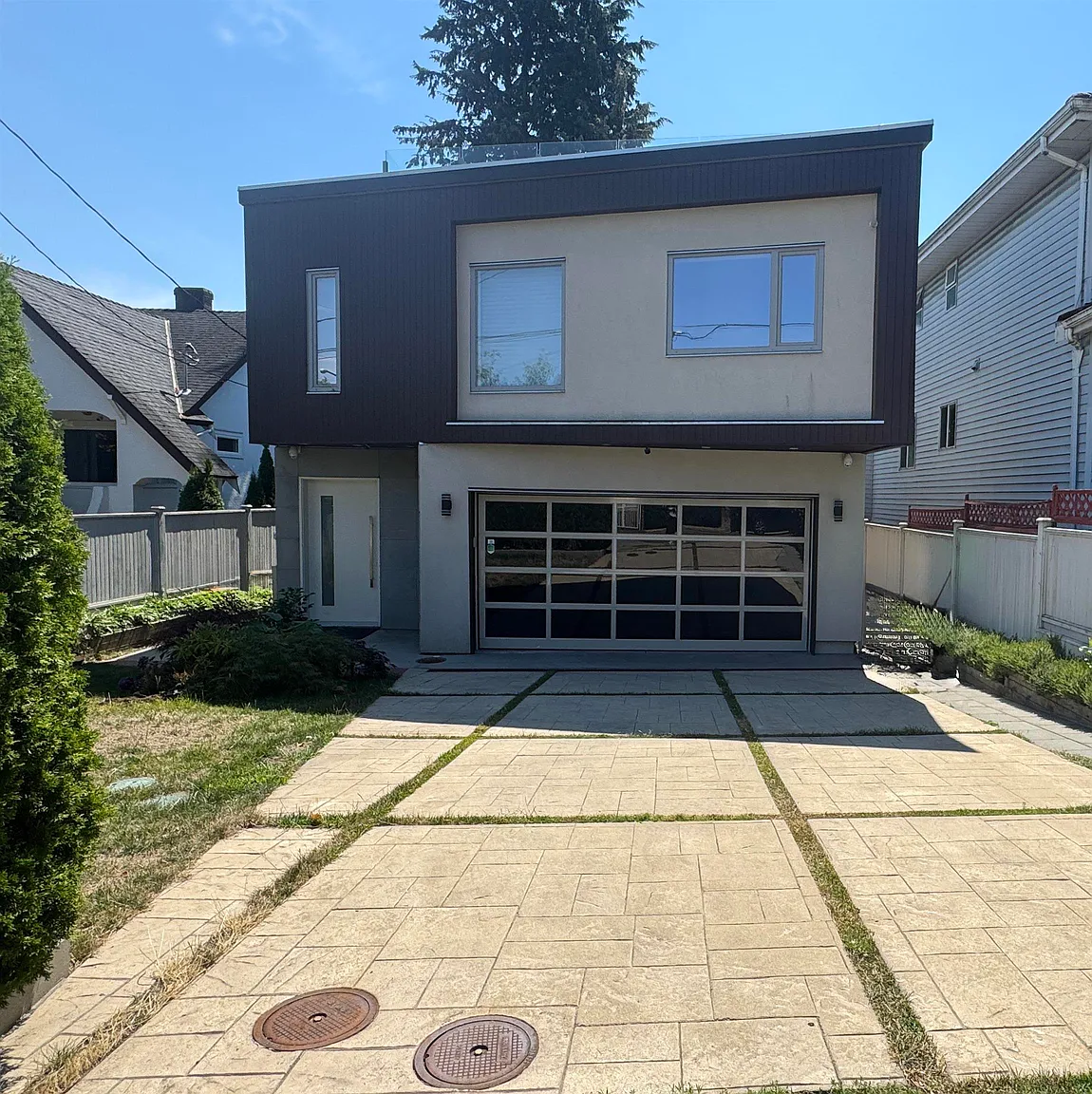 1076 Park Dr photo 1