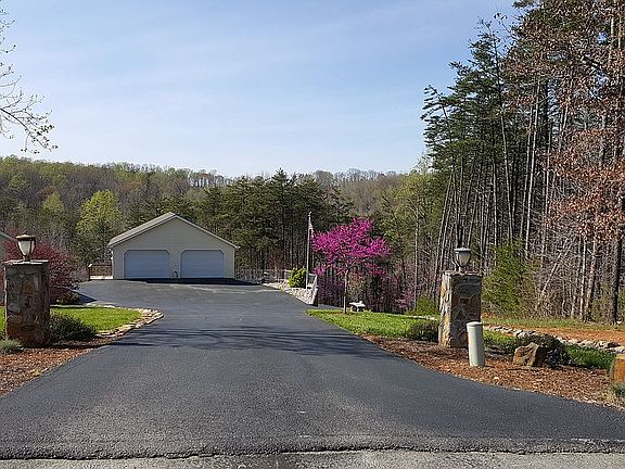 3rd image of 167 Edgewater Dr