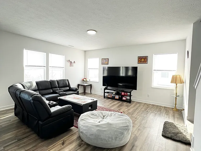 2725 Linwood Ave — Photo 3