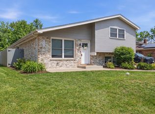 2221 Charmingfare Dr, Woodridge, IL