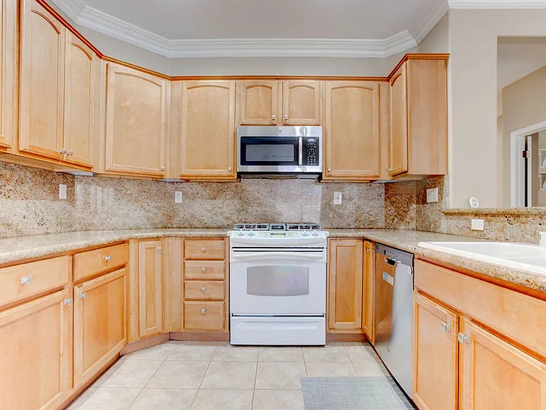 809 Royal Birch Ln — Photo 16
