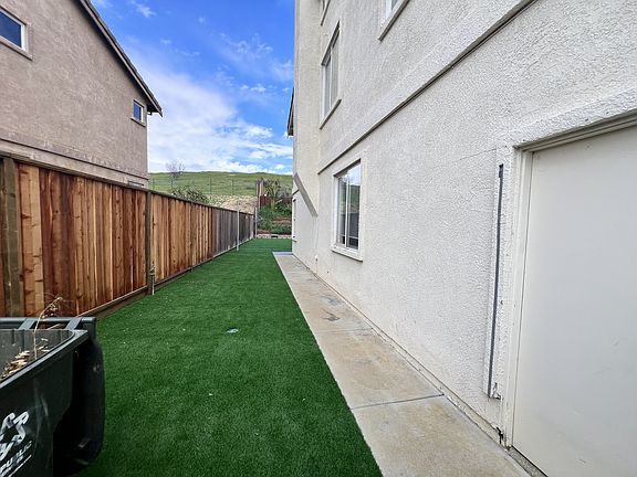 4th image of 2421 Forty Niner Way
