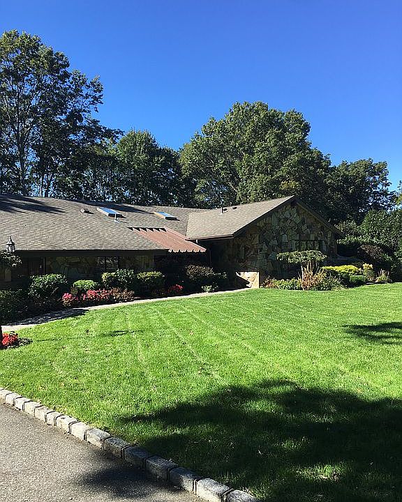 1st image of 10 Canterbury Dr