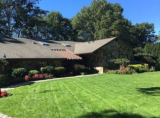 10 Canterbury Dr, Hauppauge, NY 11788
