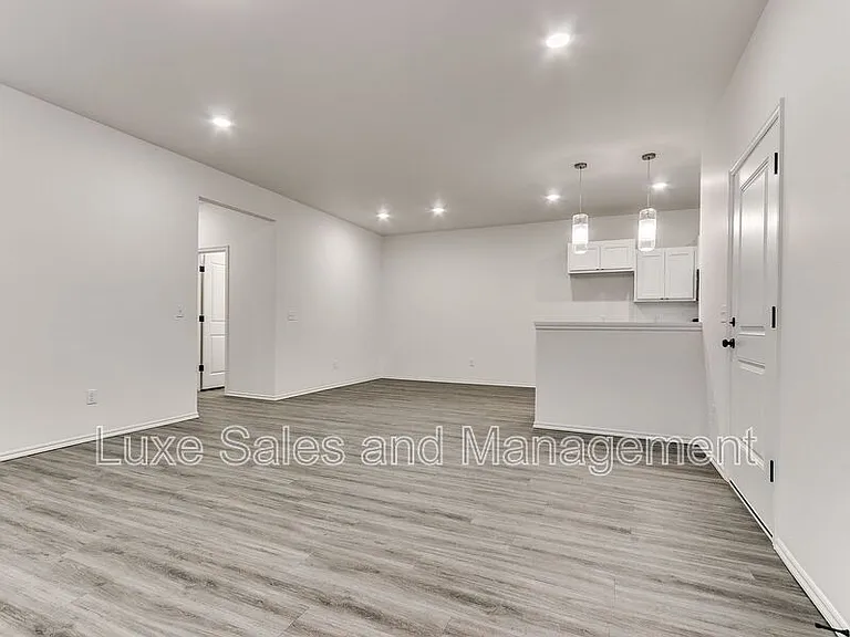 8024 NW 110th Dr — Photo 4