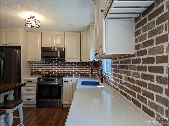 3rd image of 4022 Carlton Dr