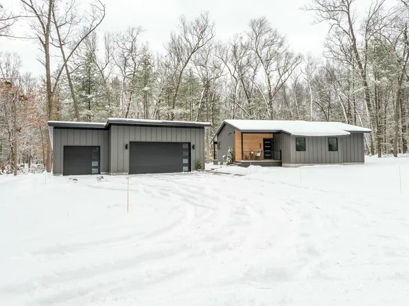 928 E River Rd, Muskegon, MI 49445