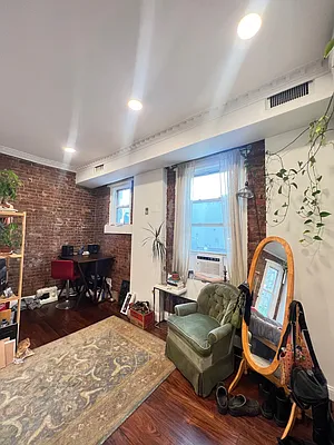 Rented by Mae Equities | media 18