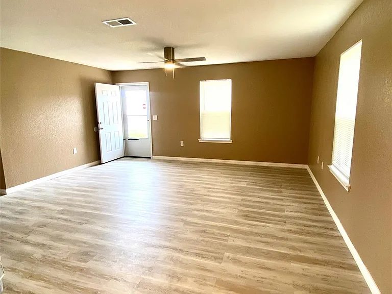 411 Lindley Dr — Photo 3