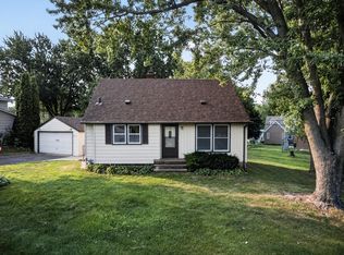 1220 Frisbie Ave E, Maplewood, MN 55109