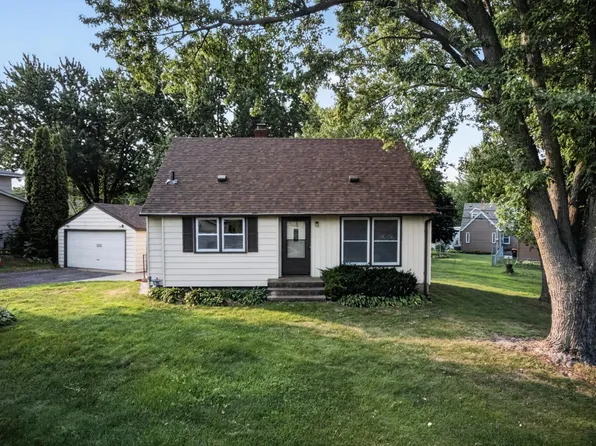 1220 Frisbie Ave E, Maplewood, MN 55109