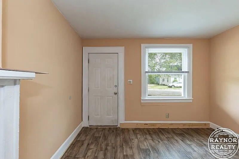 2 bed, 1.0 bath, $700 — Photo 4