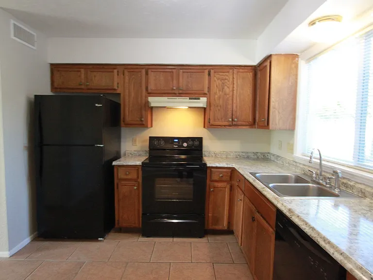 3904 Hudson Bend Rd #D — Photo 11