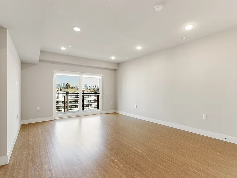 837 Harvard — Photo 39