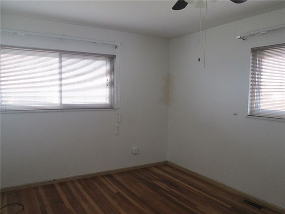 3rd image of 913 Windsor Dr