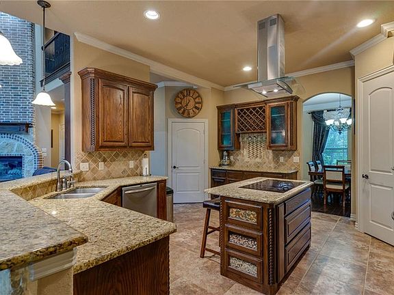 3rd image of 312 Roy Ct W