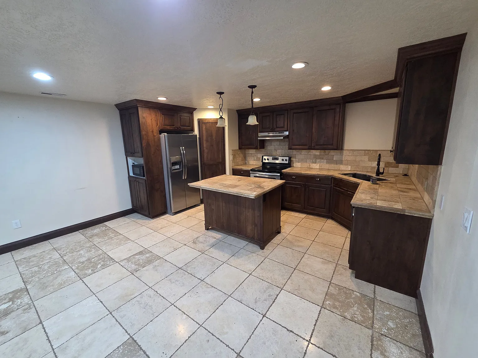 Spacious 3 Bed/2 Bath basement apartment in Highland — Photo 1