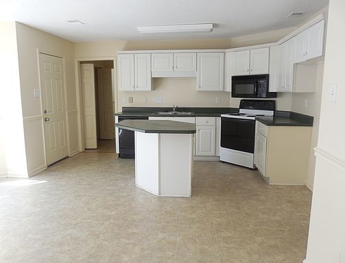 4th image of 140 Center Oak Dr